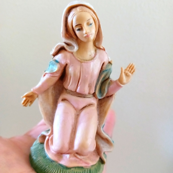 Vintage Italian Resin Nativity Scene with Wood Creche Stable - Picture 6 of 12